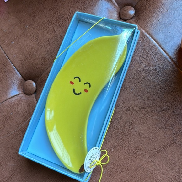 Cosmetic bag, water bottle, banana trinket tray, B&B shower gel - Picture 4 of 6